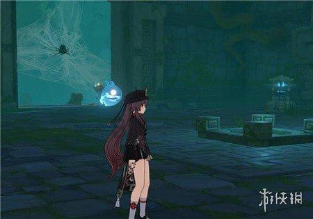 私家车行驶途中撞毁路边围墙,致院内停放车辆受损